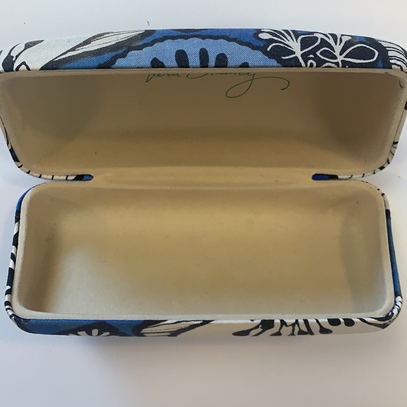 Vera Bradley clam shell eyeglass case blue, black and white fabric. - Picture 4 of 8